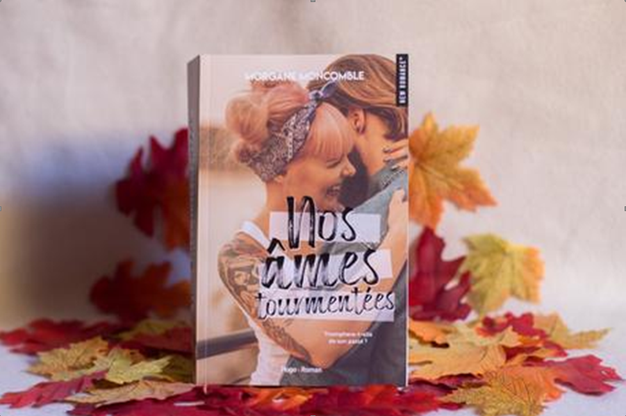 Couverture du livre "Nos âmes tourmentées" de Morgane Moncomble, représentant un couple s'enlaçant, entourée de feuilles d'automne.