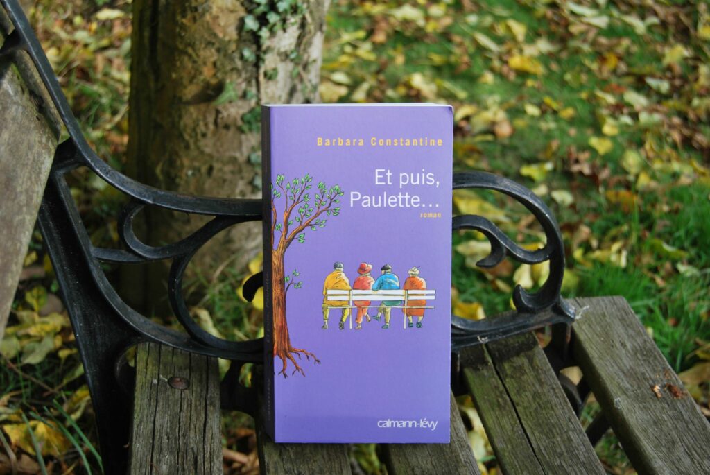 Couverture du livre "Et puis, Paulette..." de Barbara Constantine, posé sur un banc en bois avec un arbre en arrière-plan.